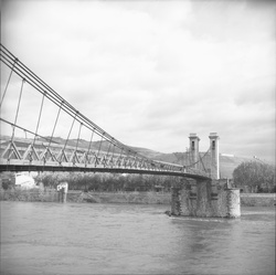 [Pont suspendu]