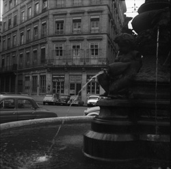 [Vue sur la fontaine de la place Vollon]