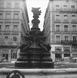 [Vue sur la fontaine de la place Vollon]