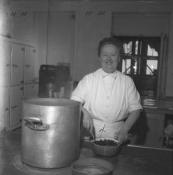 Eugénie Brazier, dite "la Mère Brazier" dans sa cuisine
