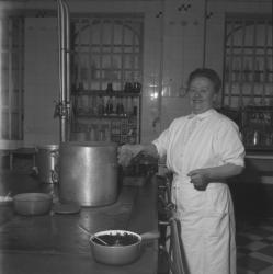 Eugénie Brazier, dite "la Mère Brazier" dans sa cuisine