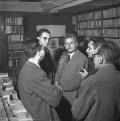 [Régis Neyret, André Mure, Ivan Thermac (?), Antoine Demilly et Jean Reverzy à la Librairie La Proue]