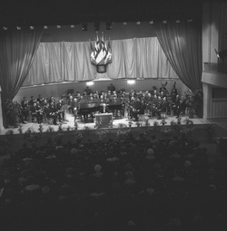 Fédération de la soierie lyonnaise. - Un ambassadeur à la salle Rameau