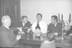 [Paul Bocuse en compagnie de Gault et Millau à l'Auberge du Pont de Collonges]