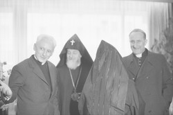 Grand Catholicos à Lyon en compagnie du cardinal Renard