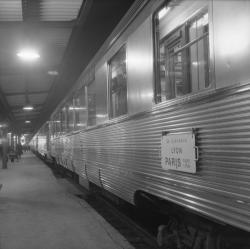 S.N.C.F. Paris : train le Lyonnais au départ de Perrache