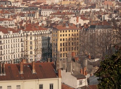 La fresque des Lyonnais vue depuis la montée des Carmes-Déchaussés