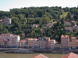 Le quai Pierre-Scize vu depuis le cours du Général-Giraud
