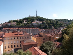 Le couvent des Carmes-Déchaussés vu depuis le cours du Général-Giraud