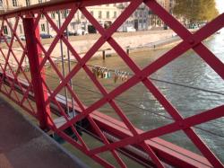 [Passerelle Saint-Georges : "Preuve d'amour"]