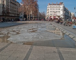 Bassin gelé, place de la République