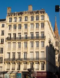 Rue Alexis-Chavanne : immeuble de style néogothique