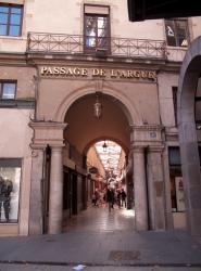 Entrée du Passage de l'Argue sur la place de la République