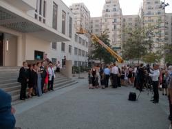 Place Lazare Goujon, photographie d'une noce devant le TNP récemment rénové