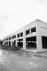 [Hangar en construction sur le nouveau site des Puces à Villeurbanne Saint-Jean]