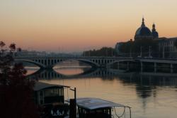 Le pont Wilson, l'ancien hôpital de l'Hôtel-Dieu, au crépuscule