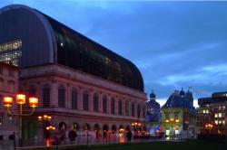 L'Opéra de Lyon, la nuit. L'Hôtel de ville en arrière plan