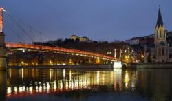 Vue de nuit de l'église Saint-Georges et de la passerelle de l'abbé Couturier