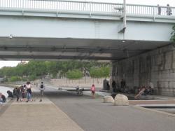 Sous le pont de la Guillotière, pour s'abriter de la pluie