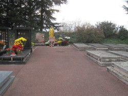 [Parc-cimetière du Grand-Lyon à Bron : l'allée au Bouddha]