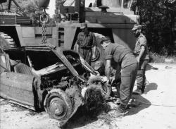 [Dragage de carcasses de voitures sur les berges du canal de Jonage]