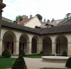 Crémieu (Isère) : cloître