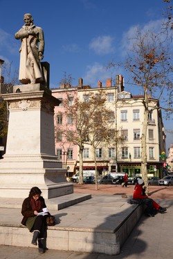 Place de la Croix-Rousse (Lyon 4e) : statue de Jacquard