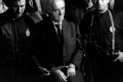 [Procès Klaus Barbie : escorte de l'accusé]