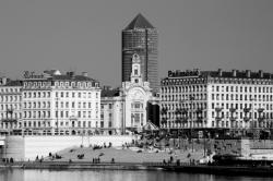 [Vue de la place Antonin Jutard, du palais de la Mutualité, de la Tour du crédit lyonnais]