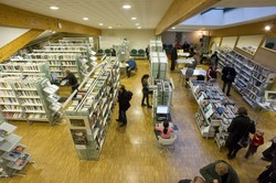 [Salle adulte de la bibliothèque du 2e arrondissement vue de la mezzanine]