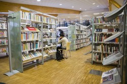 [Entre les rayons de la bibliothèque du 2e arrondissement]