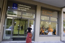 [Entrée rue de Cuire de la bibliothèque du 4e arrondissement rénovée]