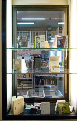 [Vitrine de la bibliothèque Jean Macé du 7e arrondissement]