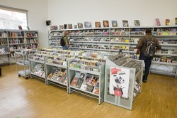 [Espace bandes dessinées de la bibliothèque du Bachut dans le 8e arrondissement]