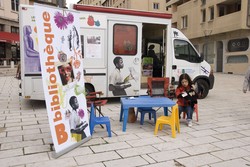 [Le bibliobus sur l'esplanade de la Montée de la Grande-Côte]