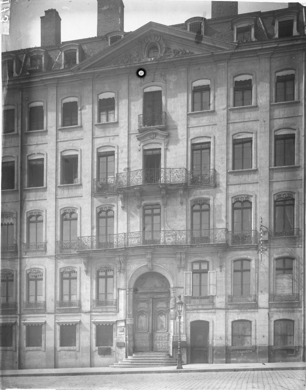 19, place Tolozan : façade de la maison Antoine Tolozan