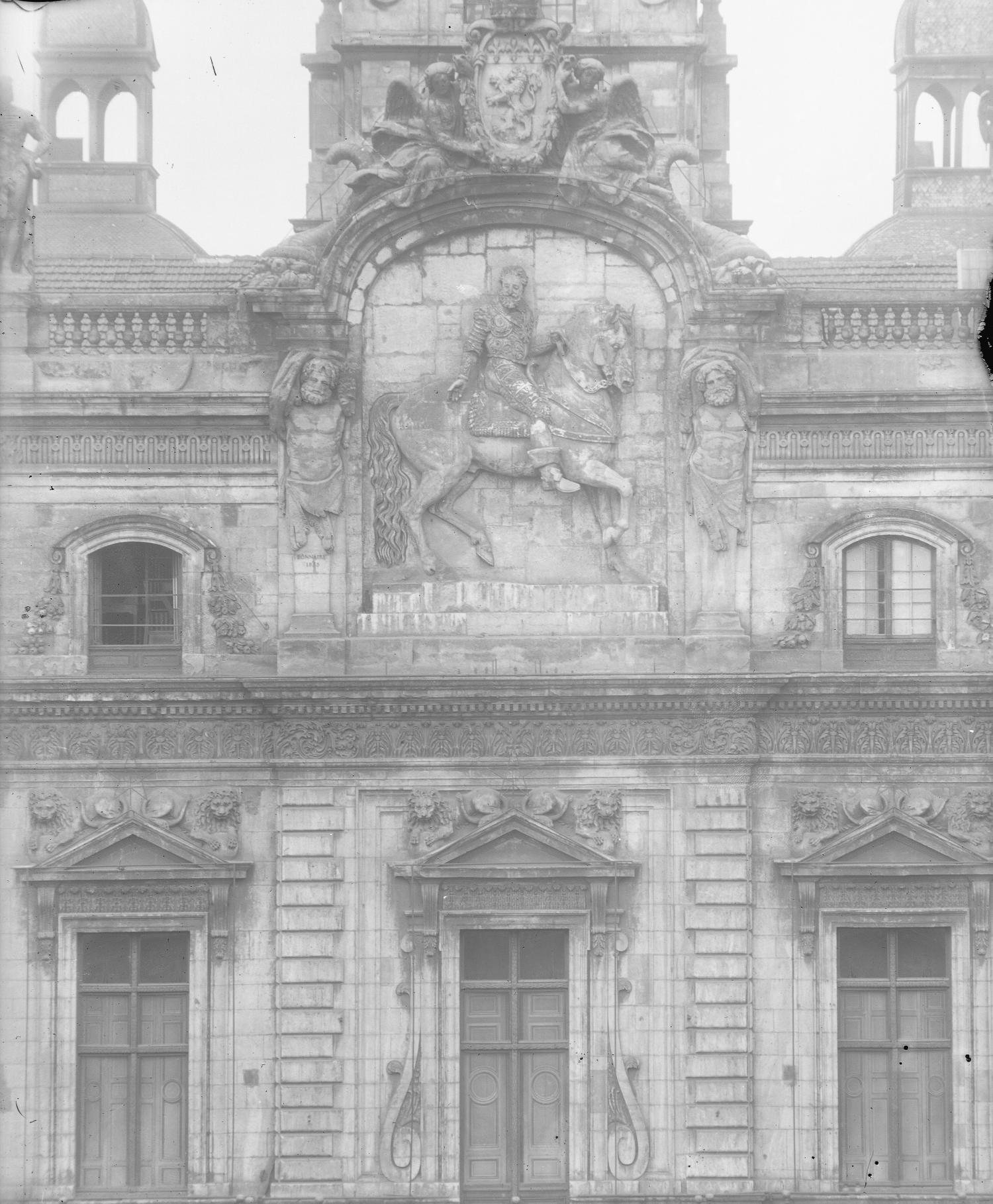 [Fronton de l'hôtel de ville de Lyon : statue équestre d'Henri IV en haut-relief]