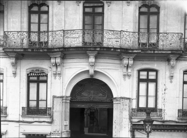 19, place Tolozan : vue sur le balcon et la porte cochère de la maison Antoine Tolozan