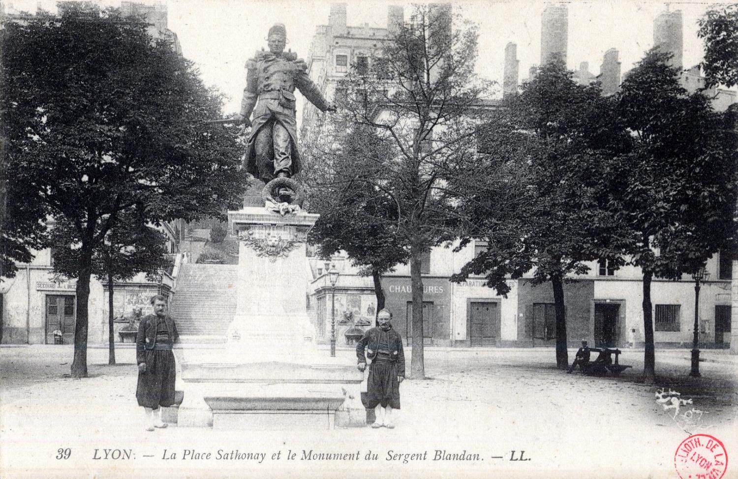 Lyon. - La Place Sathonay et le Monument du Sergent Blandan