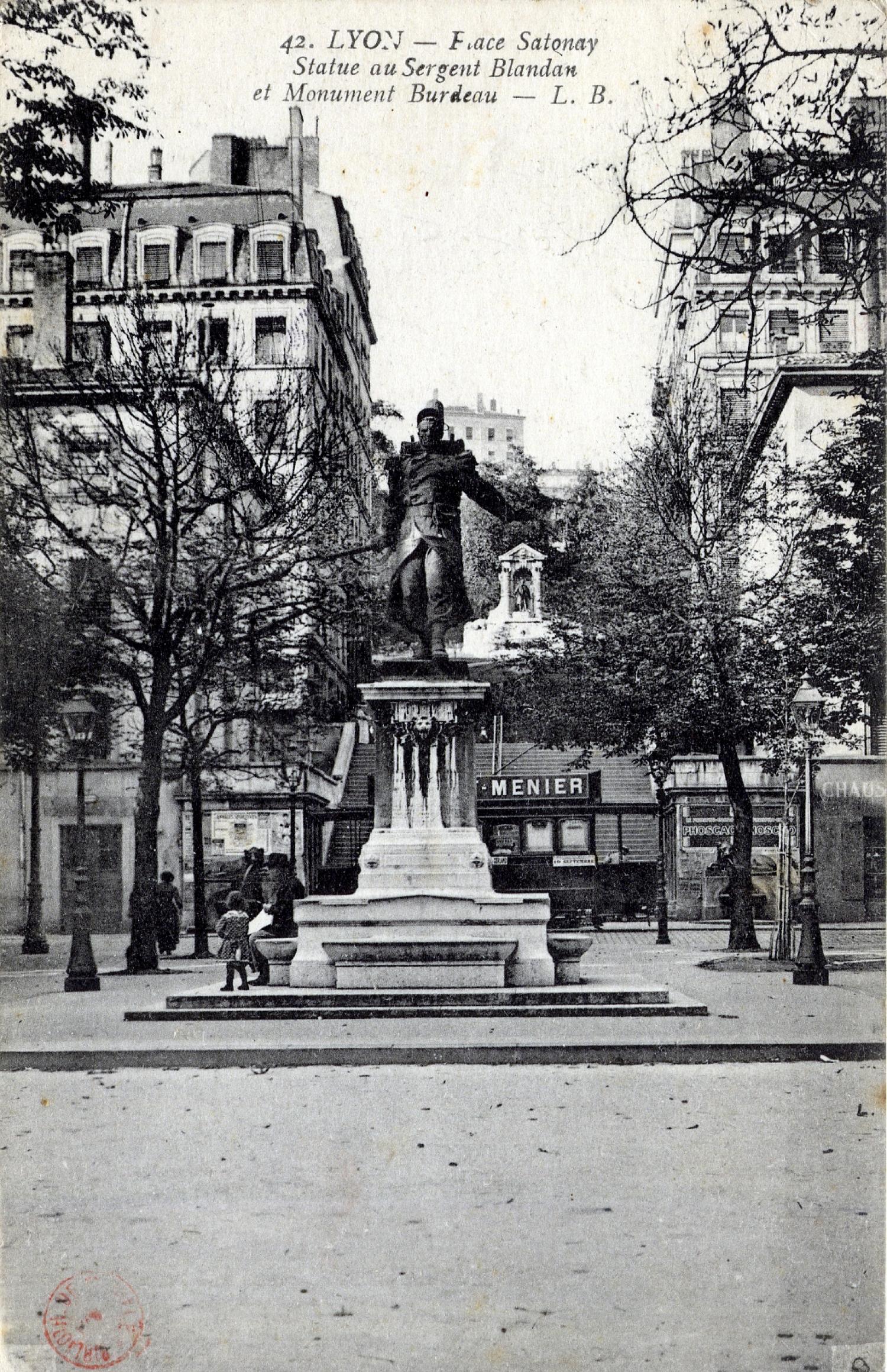 Lyon. - Place Sathonay. - Statue au Sergent Blandan et Monument Burdeau L. B.