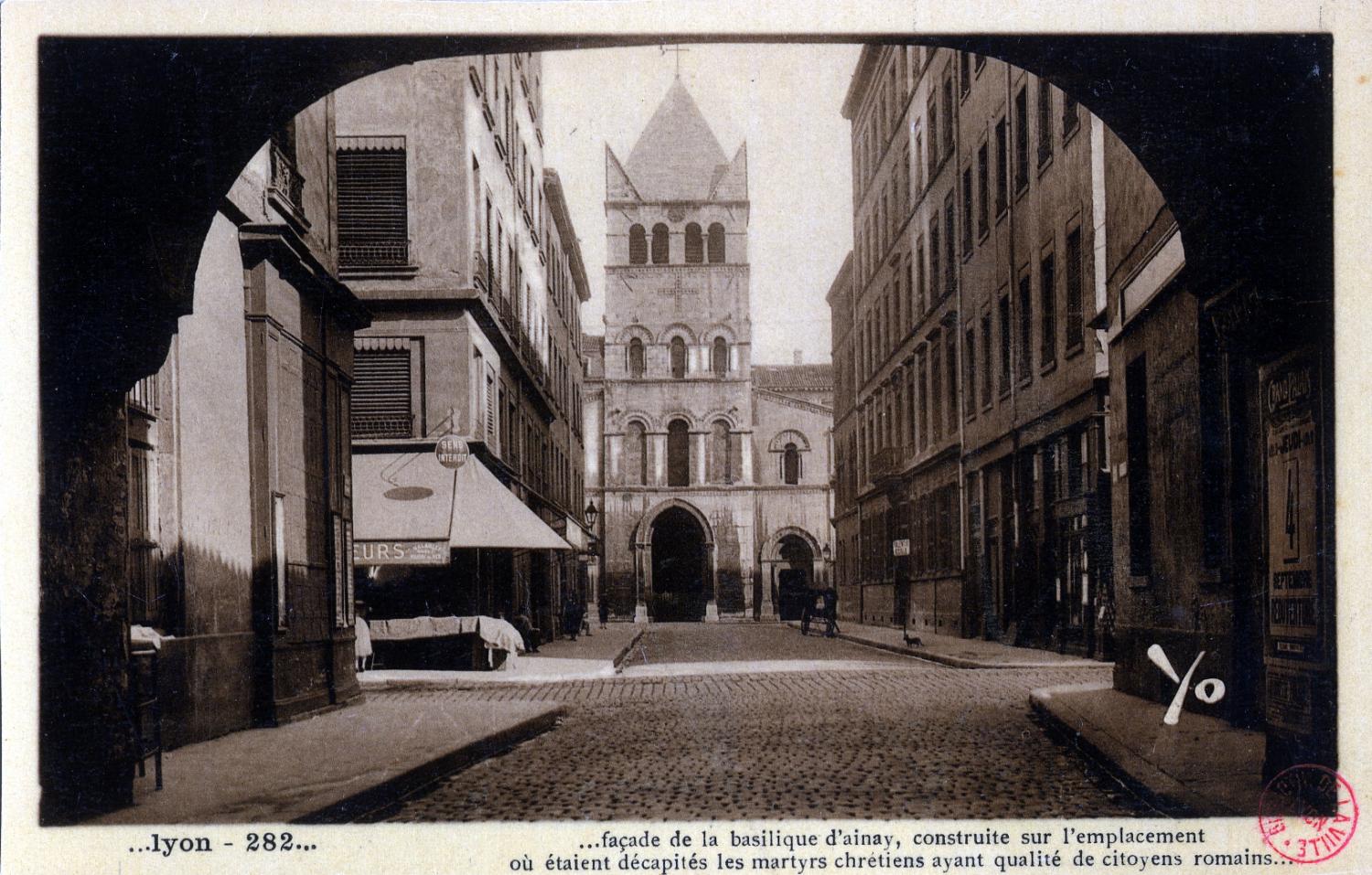 Lyon : façade de la basilique d'Ainay, construite sur l'emplacement où étaient décapités les martyrs chrétiens ayant qualité de citoyens romains...