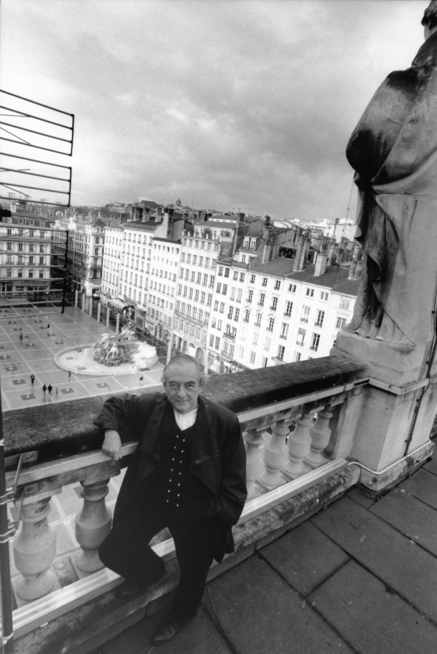 Place des Terreaux : l'artiste Daniel Buren envisage de porter plainte  contre la Ville de Lyon