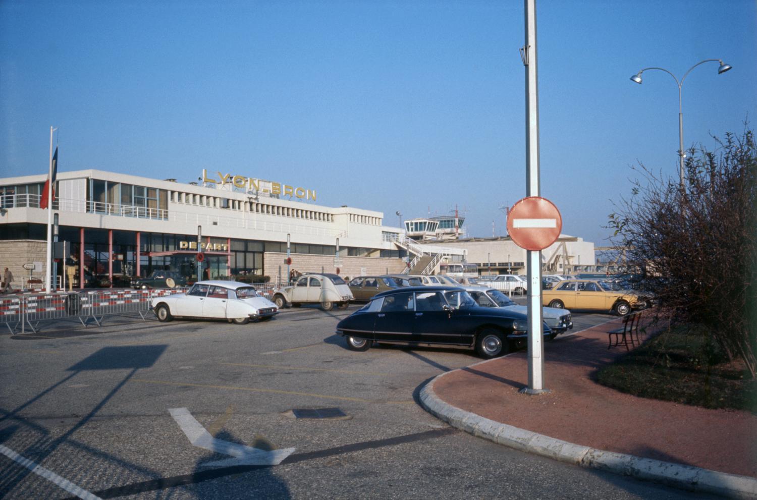 [Aéroport de Lyon-Bron]