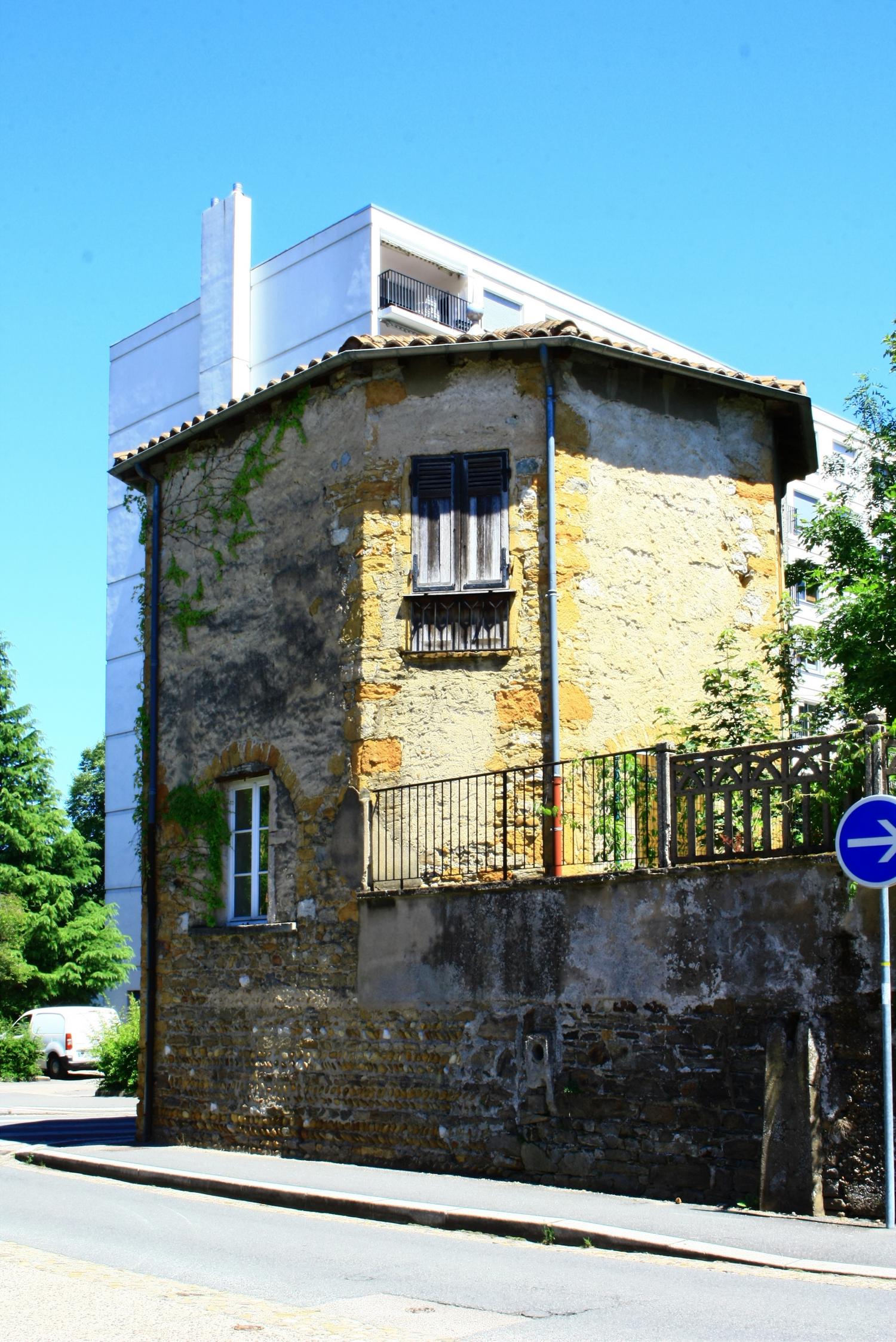 Tour octogonale, rue Jean-Baptiste Simon, Sainte-Foy-lès-Lyon 