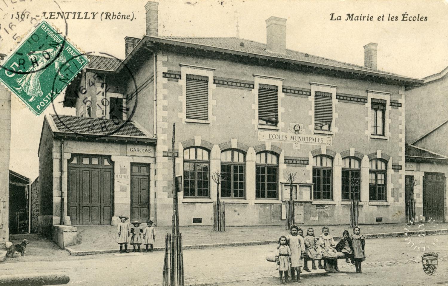 Lentilly (Rhône). - La Mairie et les Ecoles