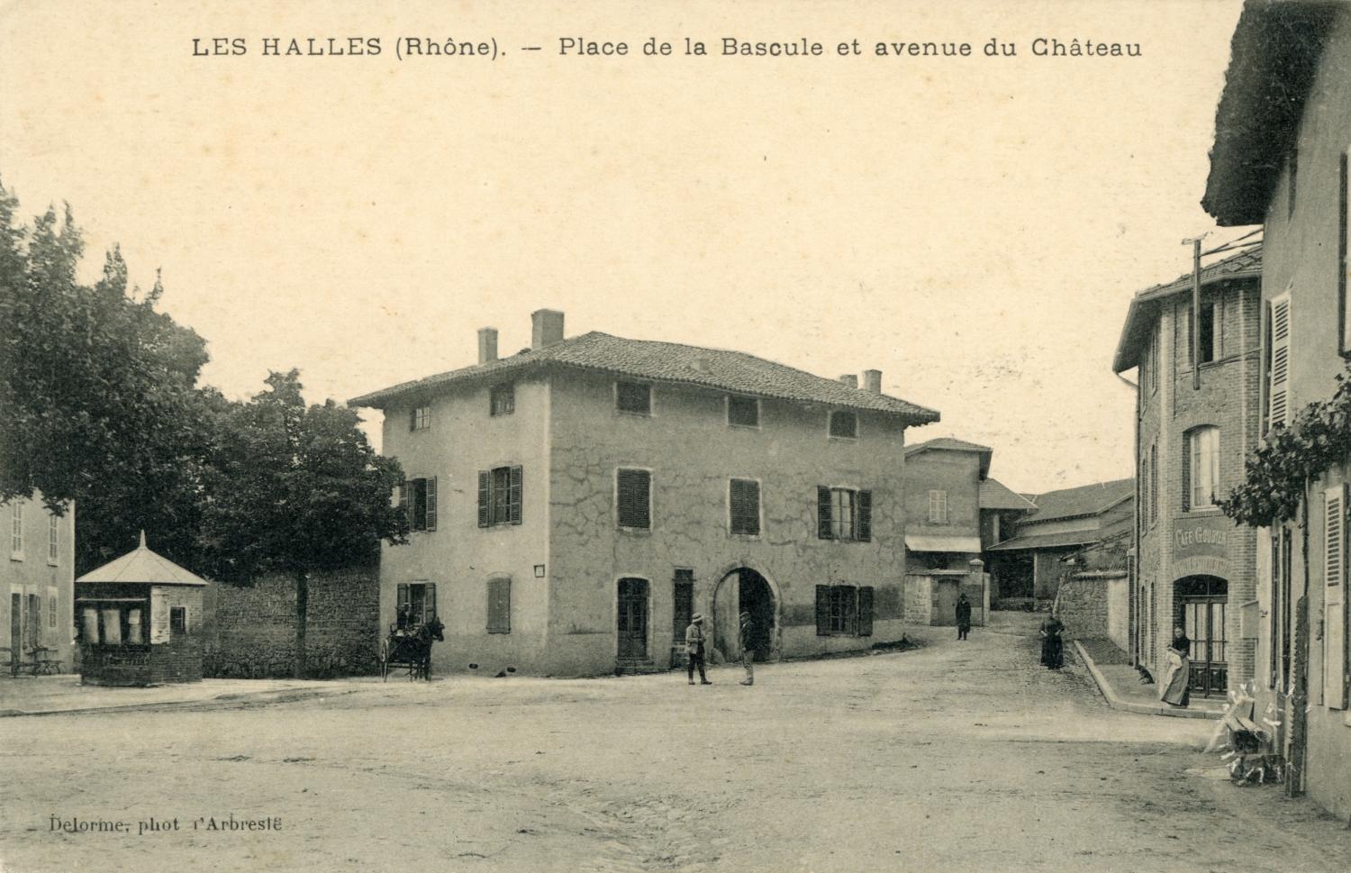 Les Halles (Rhône). - Place de la Bascule et avenue du Château