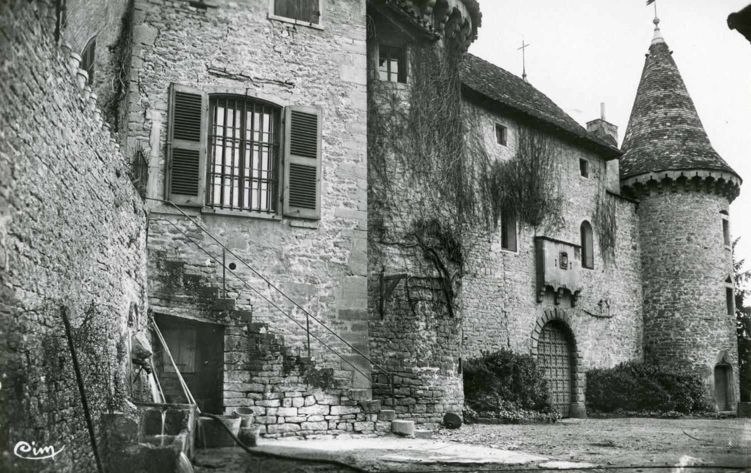 Jarnioux (Rhône). - 1re cour intérieure du Château de Clavière