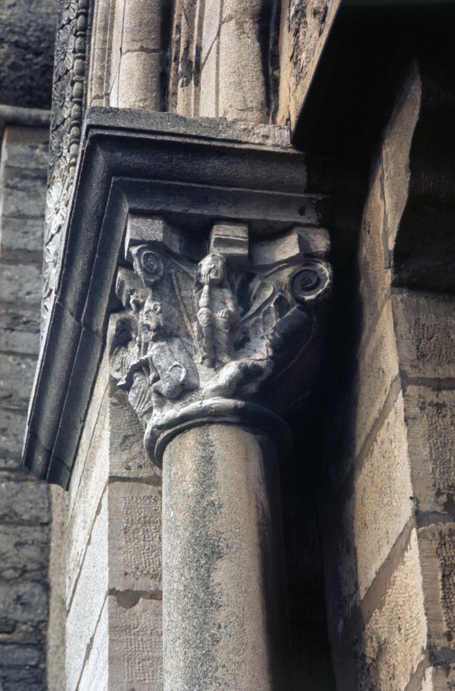 [Chapiteau de l'église Saint-Pierre à Montanay (Rhône)]