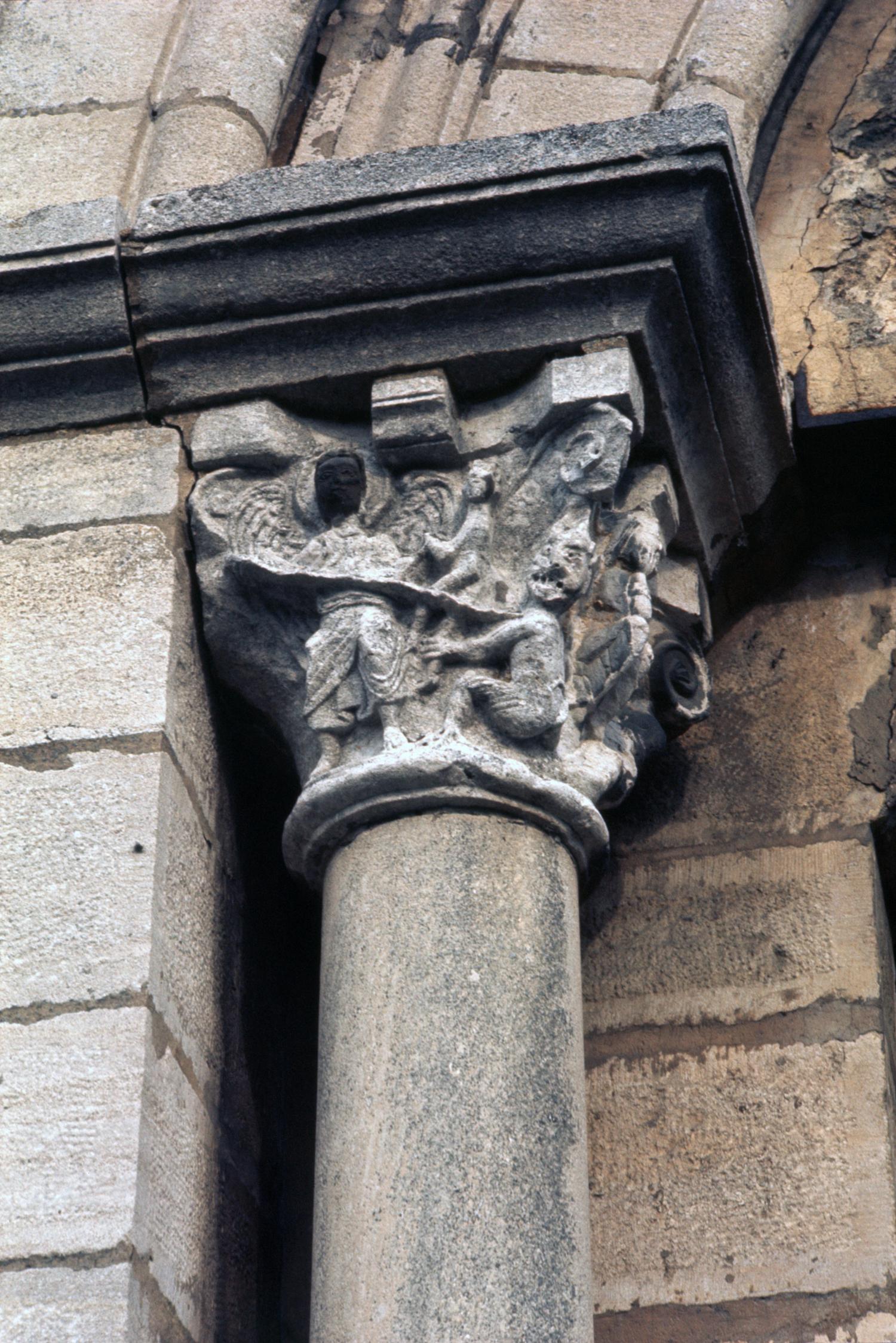 [Chapiteau de l'église Saint-Pierre à Montanay (Rhône)]