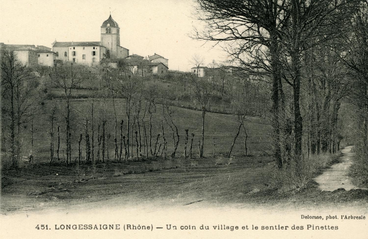 Longessaigne (Rhône). - Un coin du village et le sentier des Pinettes